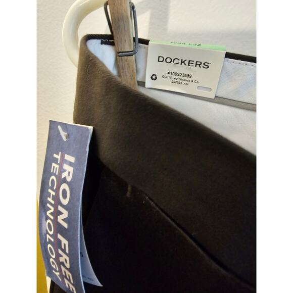 NWT Dockers Ultimate Iron Free Trouser Straight Fit - W34xL32 - Black - MSRP $80 - Picture 3 of 8